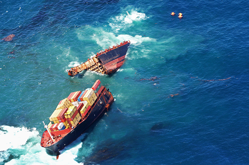 Rena : Container Ship Runs Aground : Tauranga : New Zealand : Personal Photo Projects :  Richard Moore Photography : Photographer : 